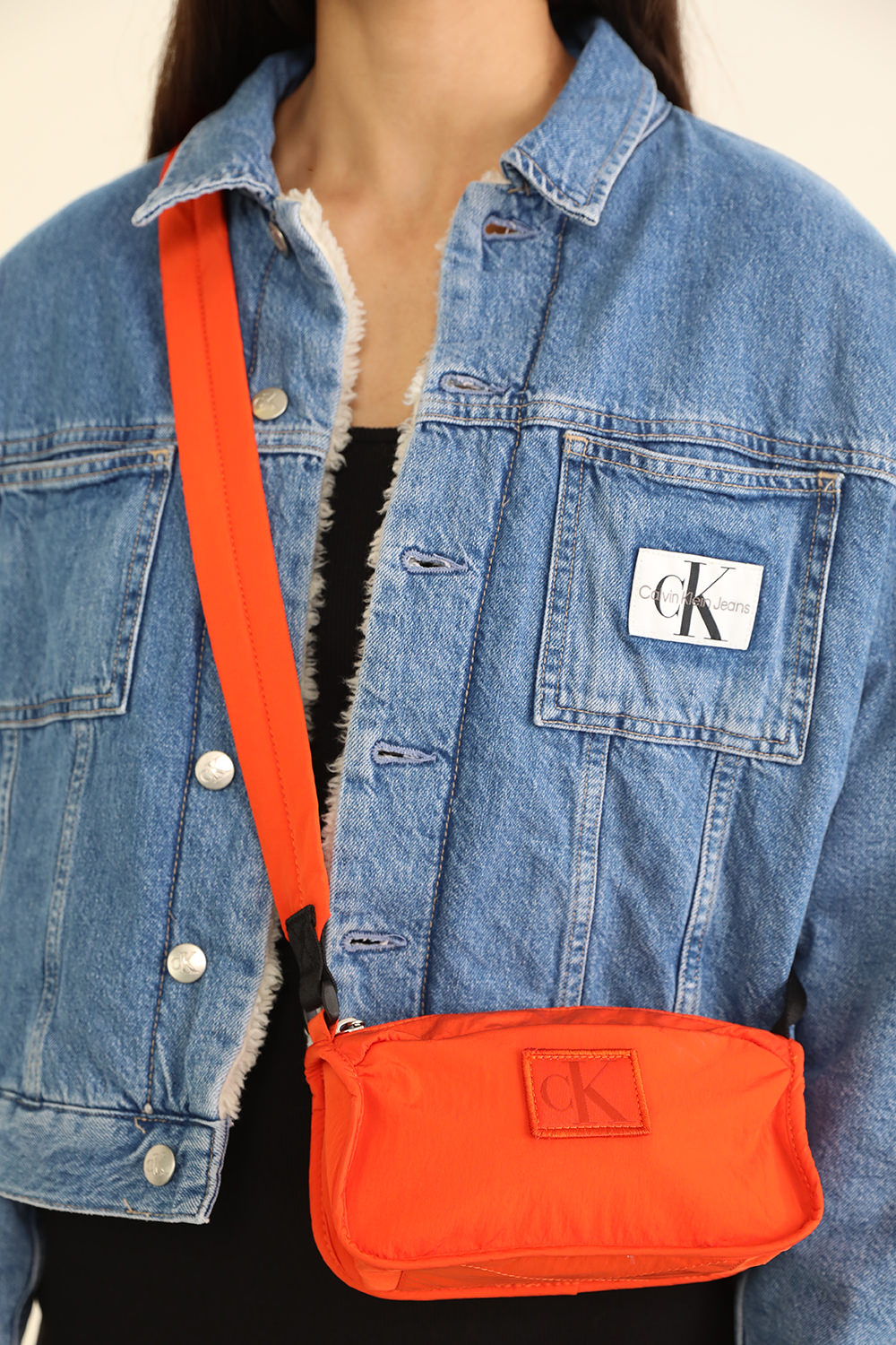 תמונת כל הלוק של תיק קאמרה מניילון